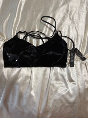 VS Black Satin-Look Shorts VSX Elevate™ Liquid Shine Strappy-Back Sports Bra